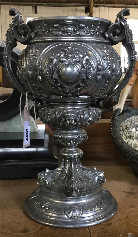 Embossed metal 2-handled cup(-)